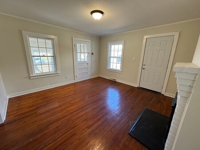 Building Photo - 2 Bedrooms, 1 Bathroom with a Bonus Room -...