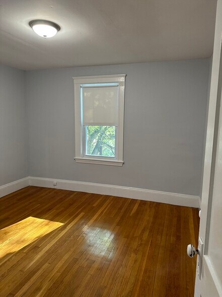 Building Photo - 18 Symmes St