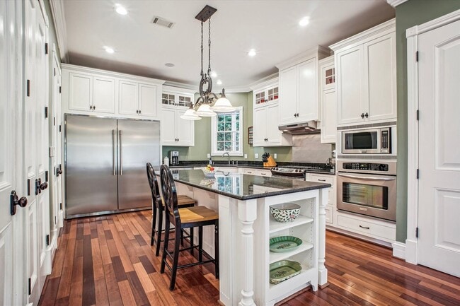 Building Photo - Stunning and Spacious Single Family Home S...