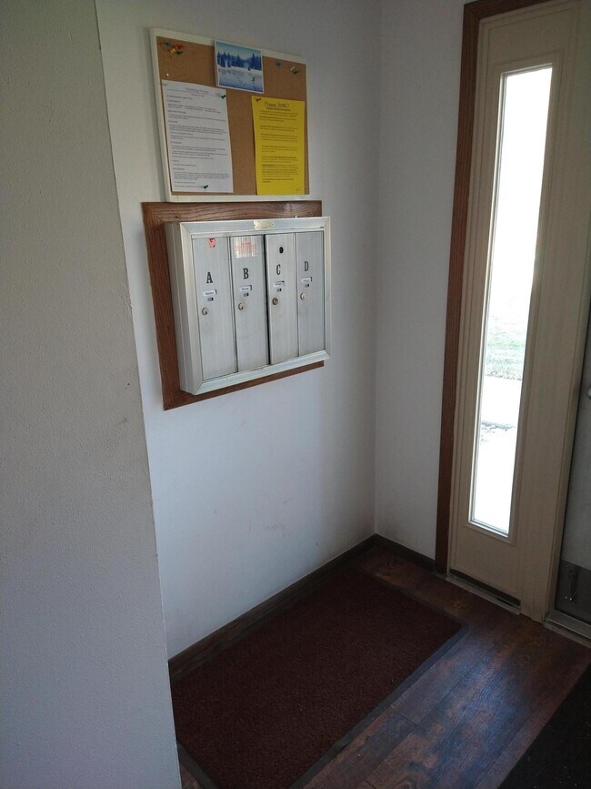 Building Photo - 20245 Independence Dr