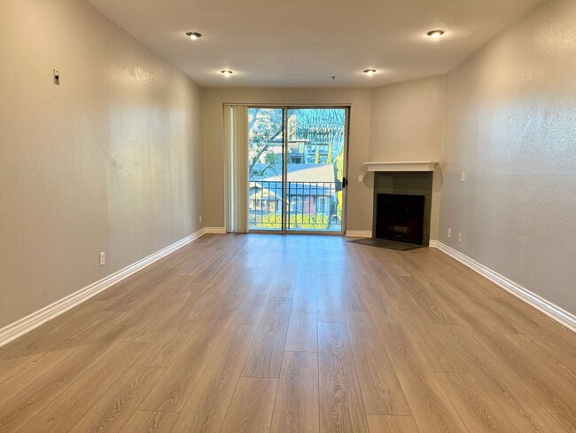 Building Photo - HUGE 2BD/2BA Bankers Hill Condo! ASSIGNED GARAGE PARKING! POOL!