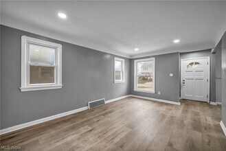 Building Photo - 3202 Parklane Dr
