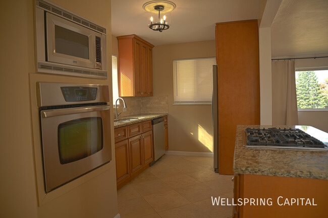 Building Photo - 2690 Pontiac St