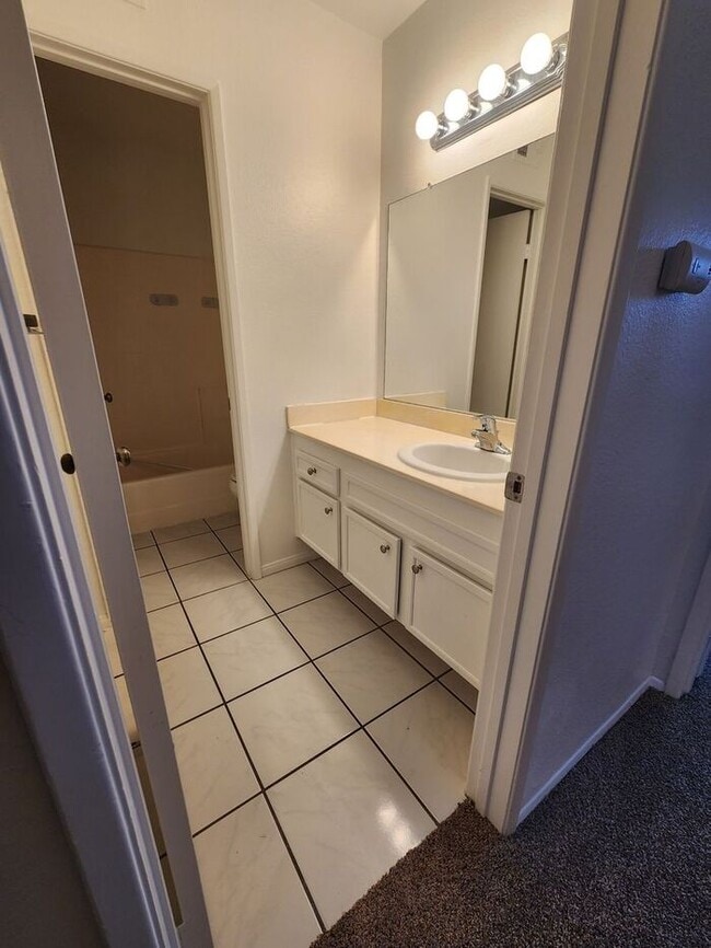 Building Photo - $2000 Holiday Move In Spec! The Bluffs at Fox Run!!! 3BR/2.5BA Rarely Available