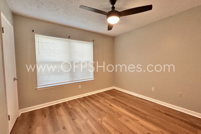 Building Photo - Move-in Special w/ Signed Lease by April 15