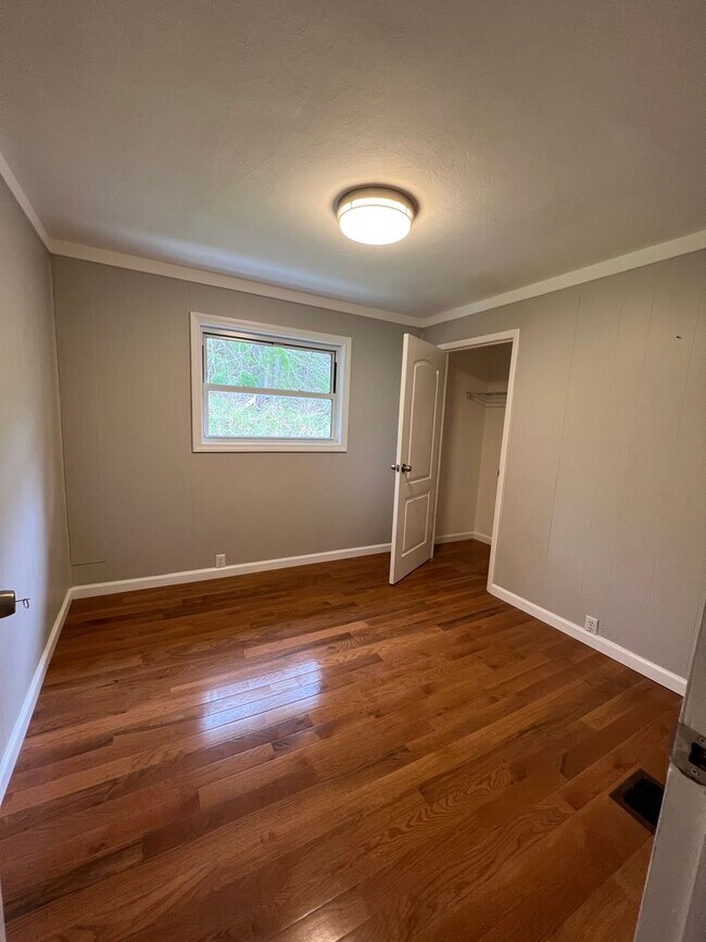 Building Photo - Spacious 3 Bed/1.5 Bath Home in Overbrook ...
