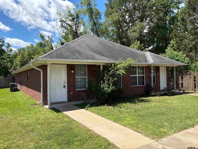 Building Photo - 113 Elm Creek Dr
