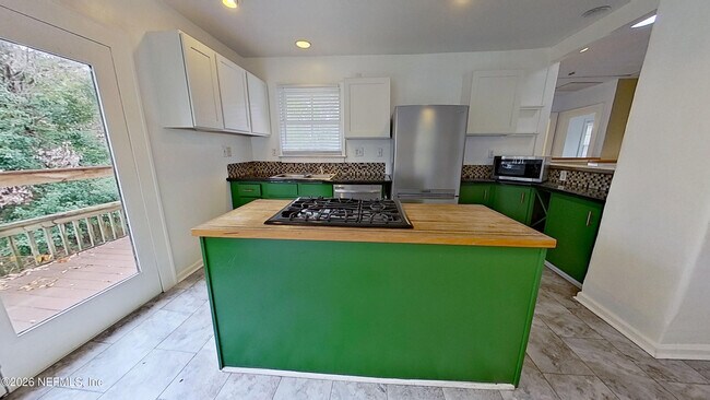 Building Photo - 2210 Myra St