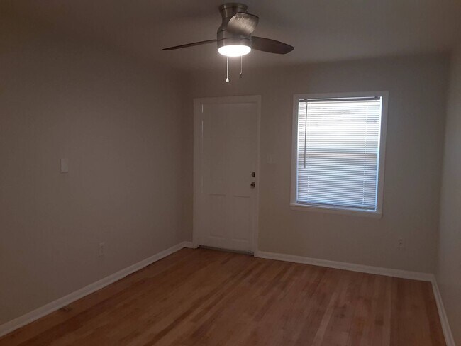 Building Photo - Charming 2/1 Single Family Home with large...