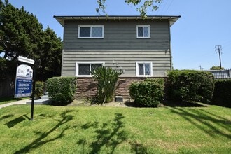 Building Photo - 1212 N Hollywood Way