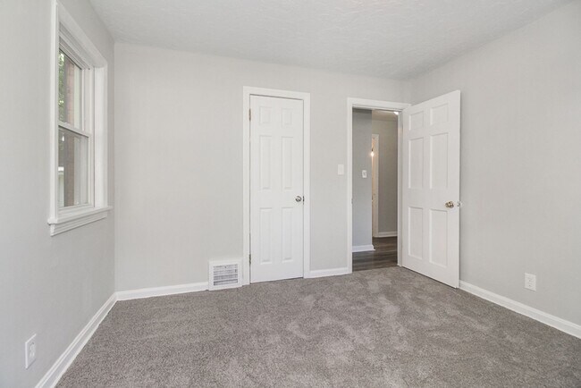 Building Photo - Fully Updated Home For Rent in Euclid