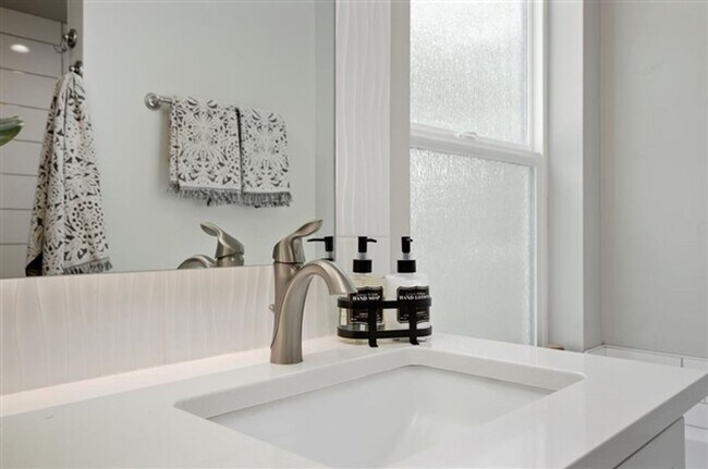 Building Photo - BRAND NEW HOME!!  4 Bedrooms, 3 Baths, Lar...