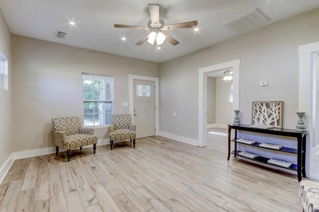 Building Photo - 3 bedroom in Tampa FL 33604