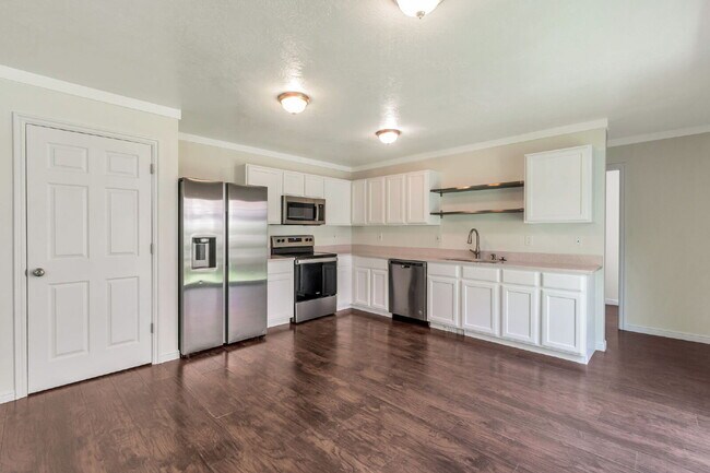 Building Photo - REFRESHED 5-Bedroom Home in Desirable Draper - Pet Friendly - NEW CARPET UPSTAIRS | Refreshed kit...