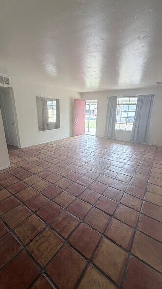 Building Photo - 1204 W 7th St