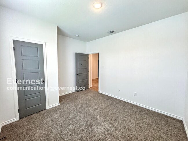 Building Photo - 2119 Hornbeam St
