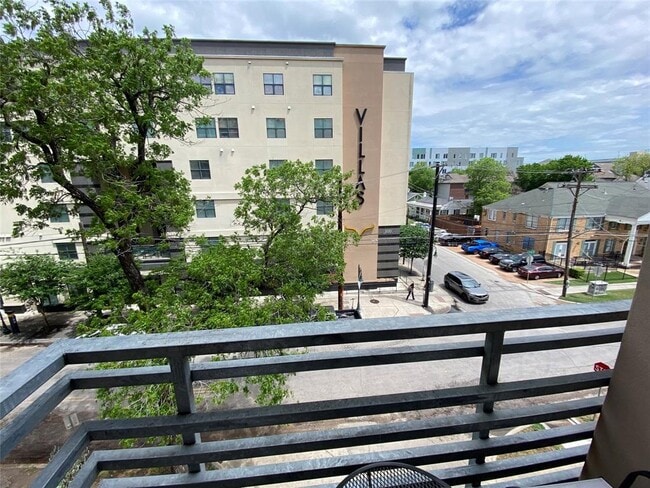 Building Photo - 711 W 26th St