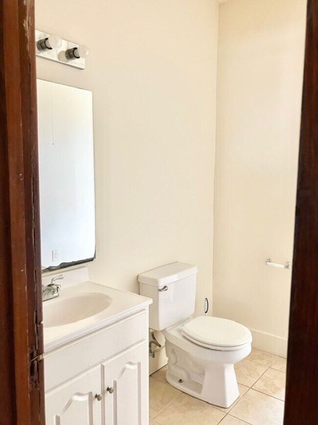 Building Photo - College Rental
