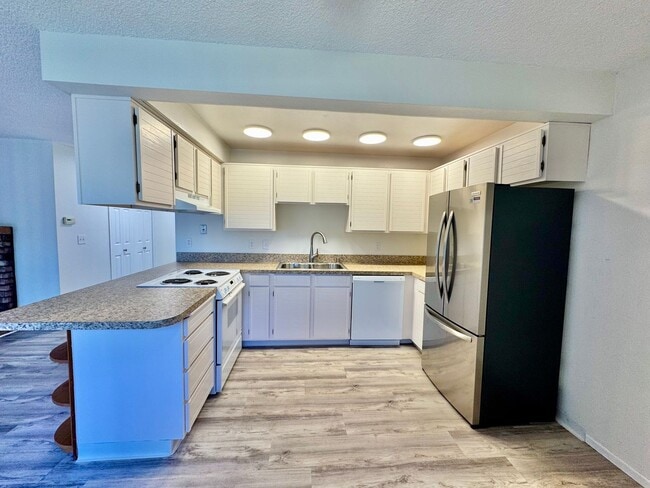 Building Photo - Salmon Creek Condo with Swim, hot tub and ...