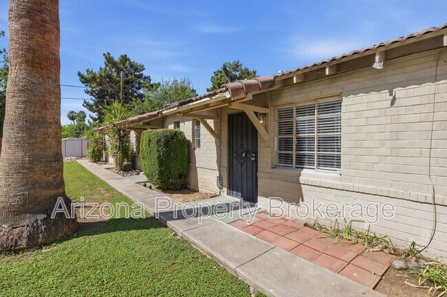 Building Photo - 1137 W Glenrosa Ave