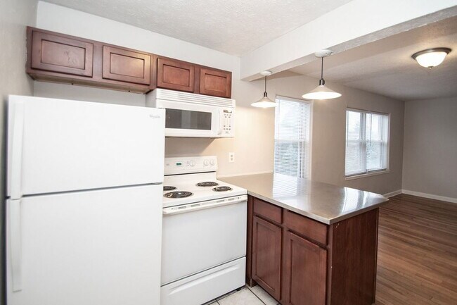 Building Photo - "Charming 2-Bedroom Retreat with Hardwood Elegance in Indianapolis"