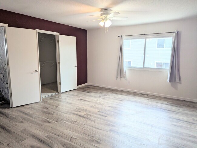 Building Photo - Gorgeous Denver Home - Real Granite Counte...