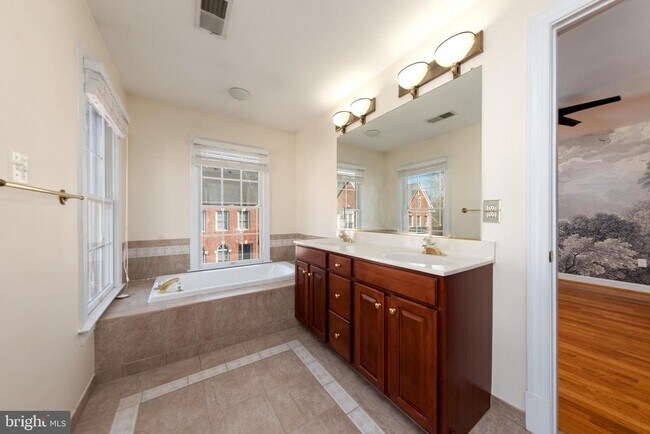 Building Photo - 1308 McLean Crest Ct