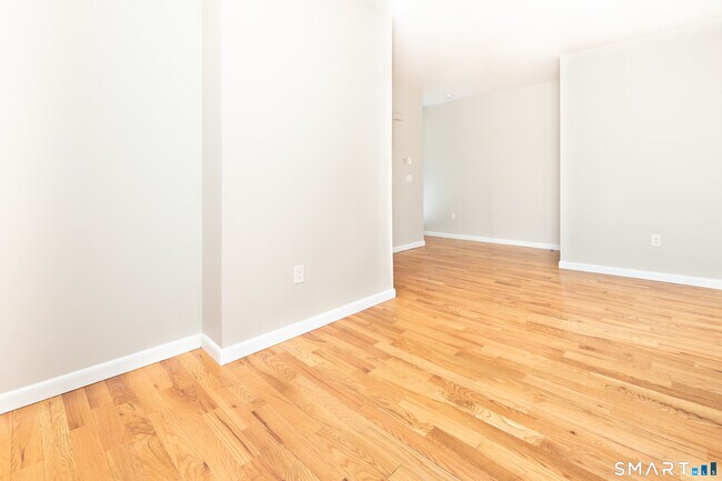 Building Photo - 525 E Main St