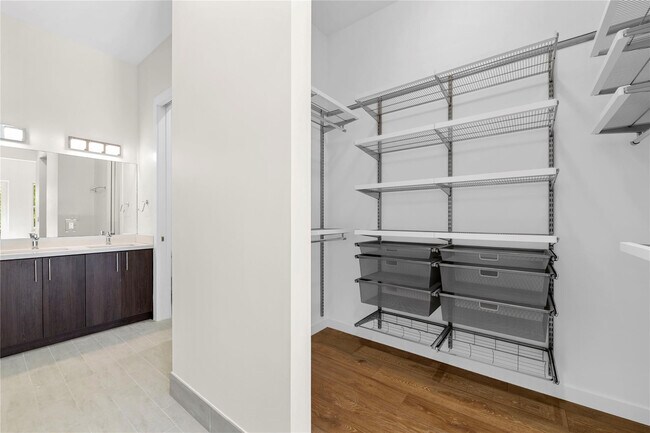 Building Photo - 1432 SW 4th Ave