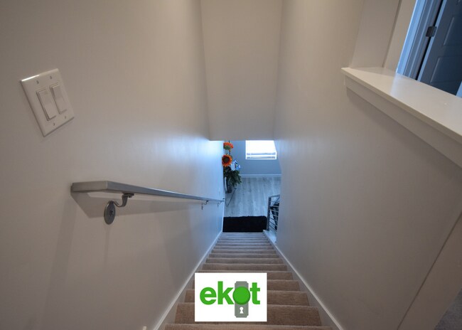 Building Photo - Spacious Townhome Near Shopping! 3 BD 2.5 BTH