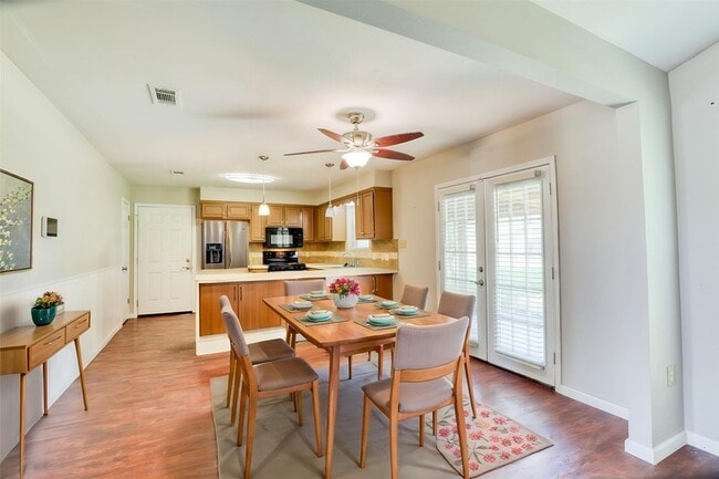 Building Photo - 607 Rosewood Dr
