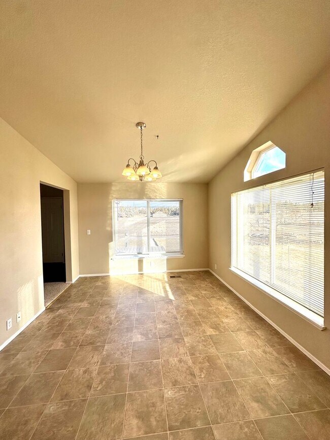 Building Photo - Light & bright single level home in NE Bend!