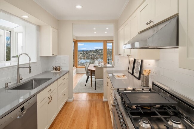 Building Photo - Queen Anne Home
