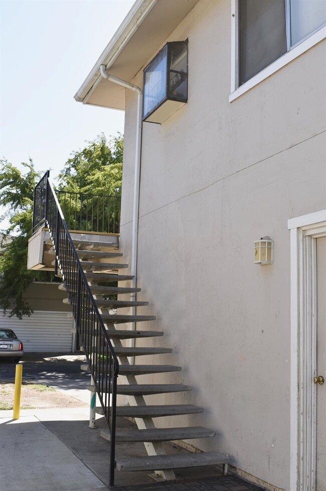 Primary Photo - 4989 N Holt Ave