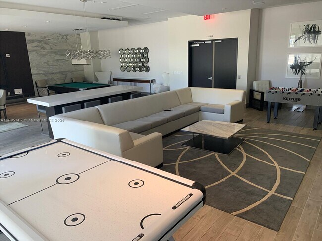 Building Photo - 999 SW 1st Ave