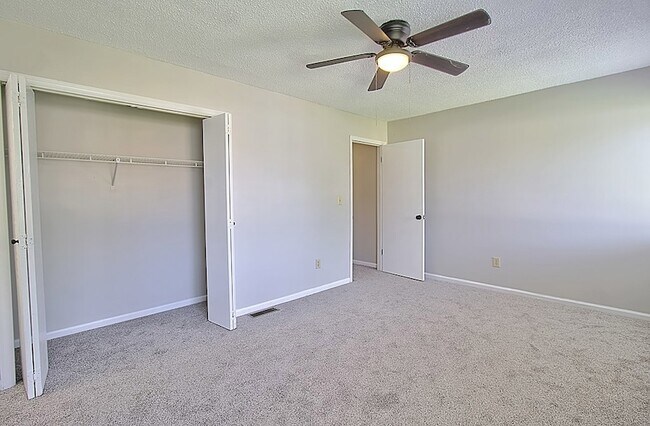 Building Photo - 912 Pineland Ave