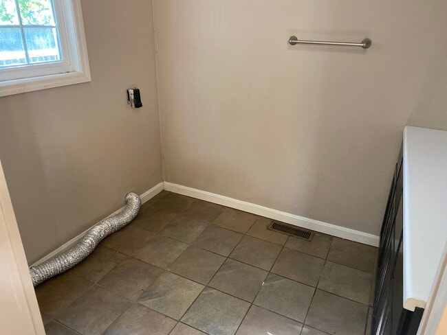 Building Photo - 3 bedroom 2 bath house