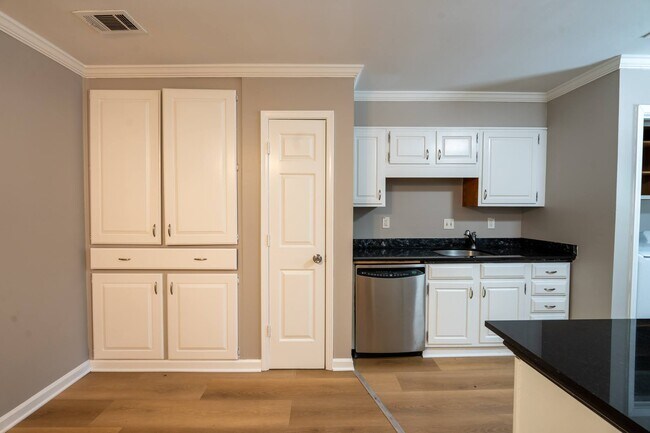 Building Photo - 2496 Leeshire Rd