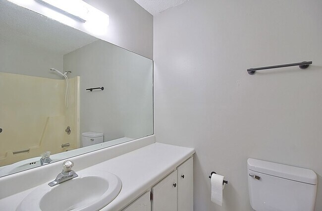 Building Photo - 912 Pineland Ave