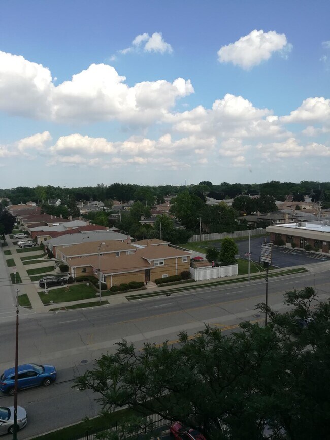 Building Photo - 4600 N Cumberland Ave