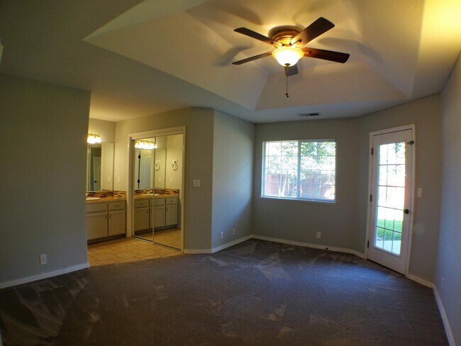 Building Photo - 612 W 6th Ave