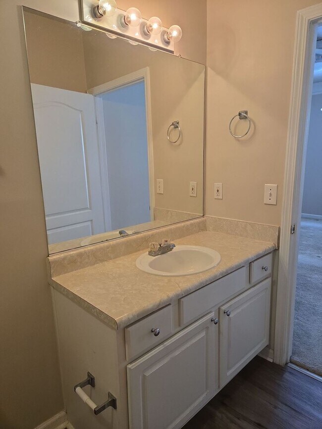 Building Photo - Welcome to this charming 2-bedroom, 2 bath condo in the heart of New Tampa