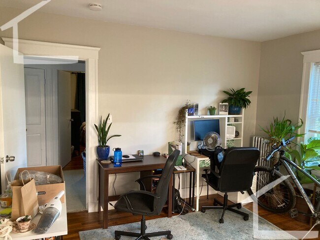 Building Photo - Large and Sunny 2-Bed, 1-Bath in JP Avail for June