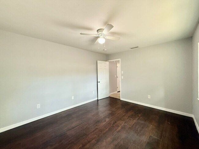 Building Photo - 15657 Waverly St