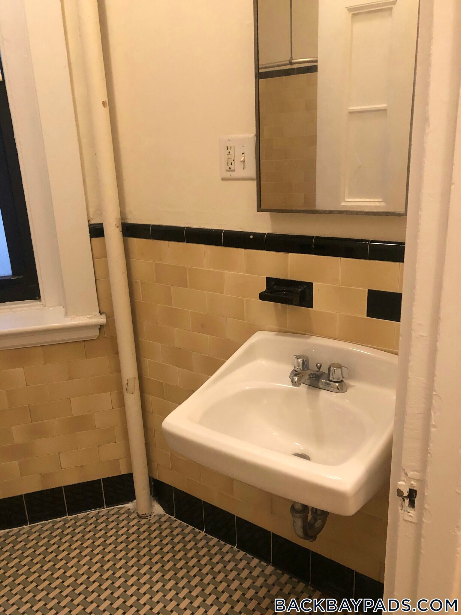 Building Photo - 504 Beacon St