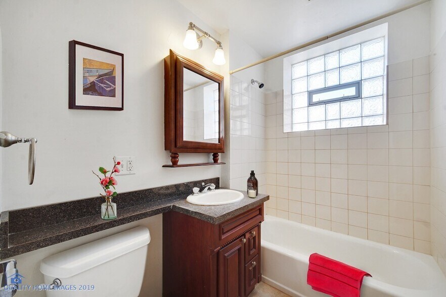 Building Photo - 2774 N Kenmore Ave