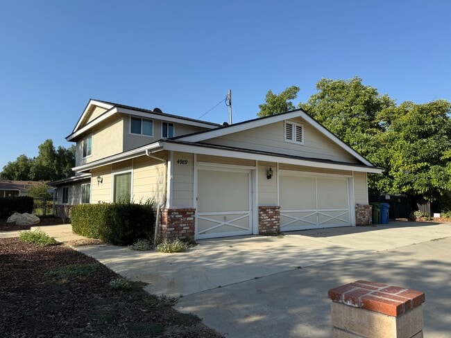 Building Photo - Large 2-story 4 bed, 3 bath on huge lot