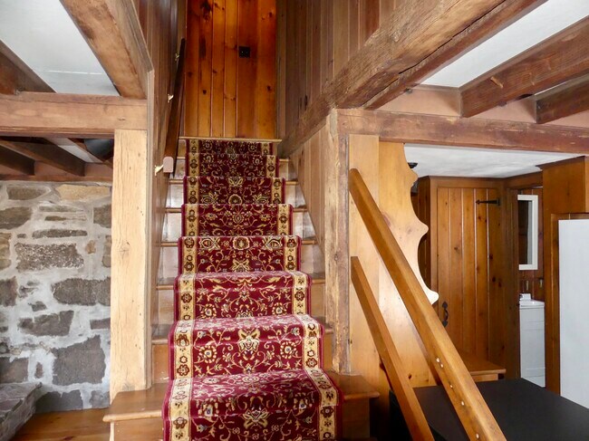 Building Photo - 82 River Rd