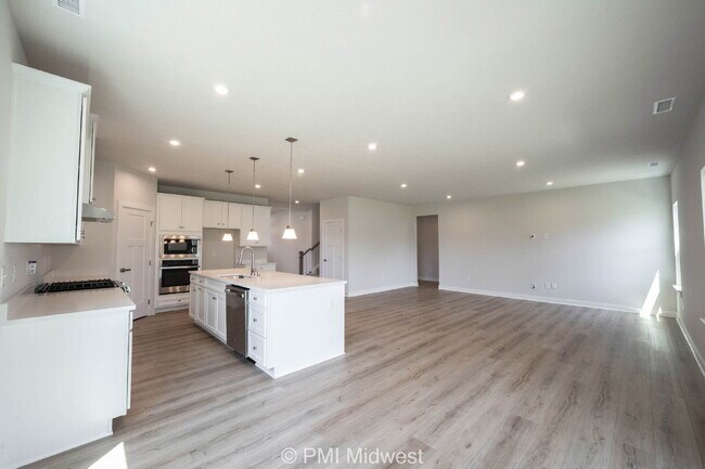 Building Photo - "Spacious 5-Bedroom Retreat with 2.5 Baths...