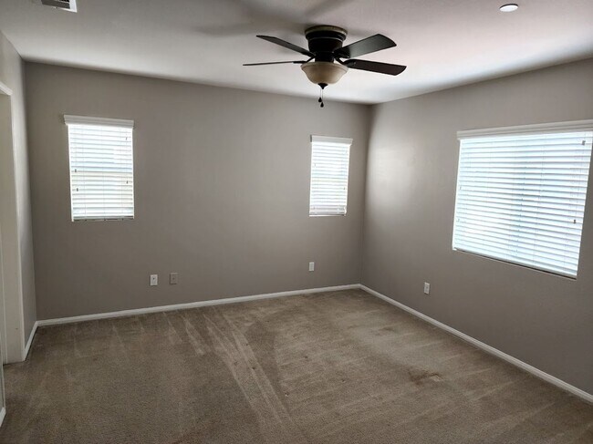 Building Photo - Available Now! Clean and move in ready 4 Bedroom Home in Murrieta